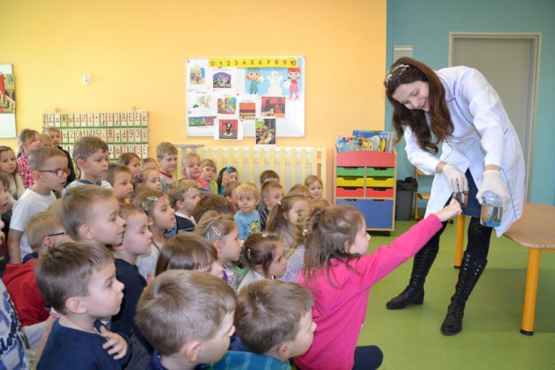 Przedszkolaki poznają świat eksperymentów chemicznych.