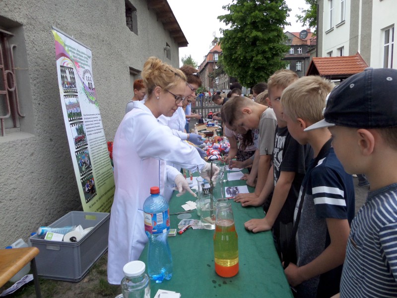 POKAZY CHEMICZNE NA FESTYNIE ZESPOŁU SZKÓŁ SPECJALNYCH W ZABRZU, 21.05.2016